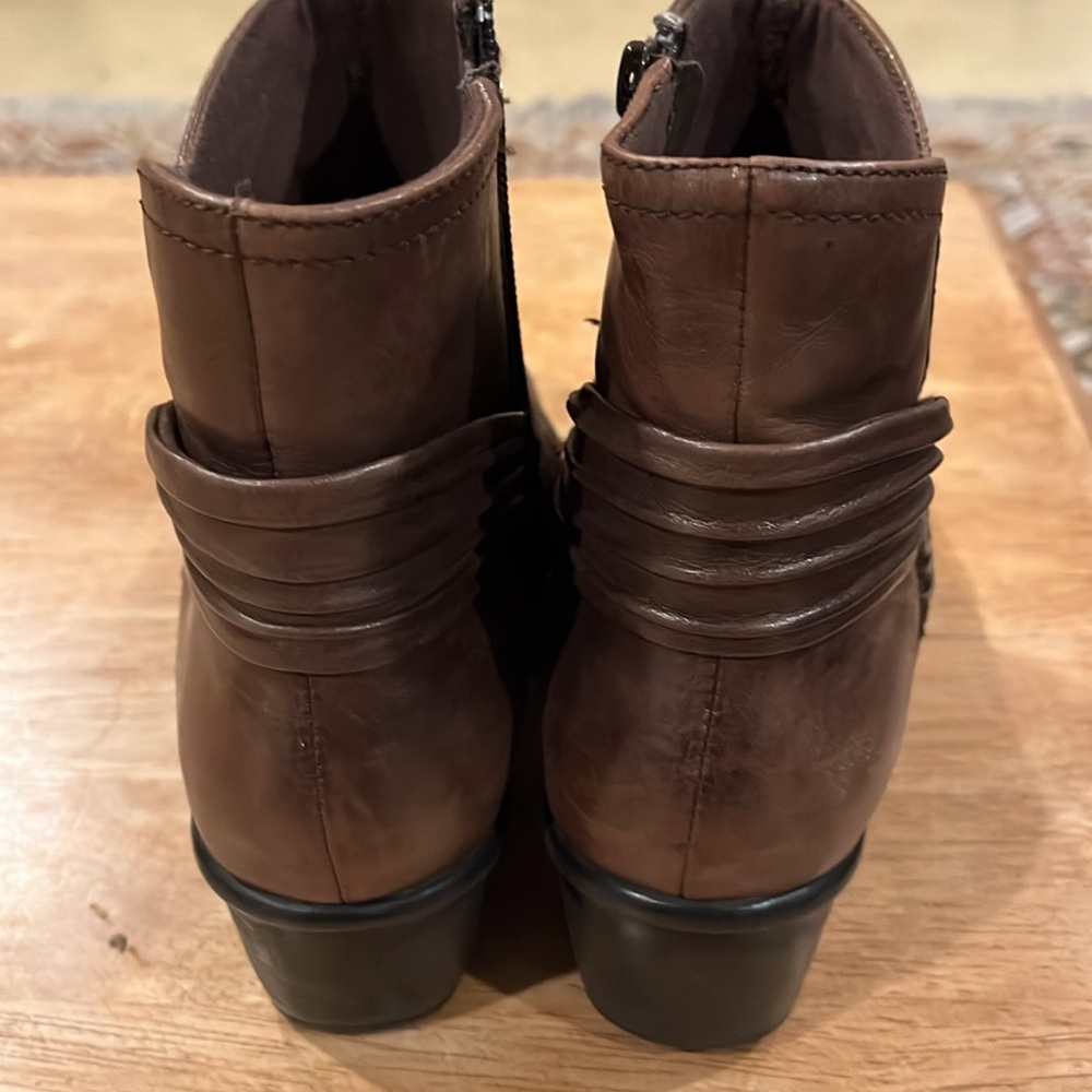 Clark’s woman short boots. - Picture 3 of 4
